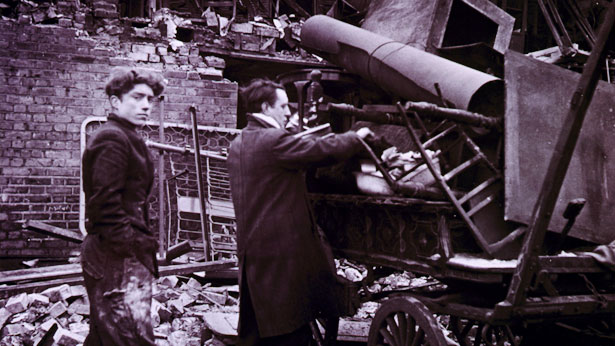 Men loading their possessions, 1945