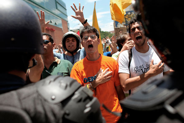 anti-Chavez supporters
