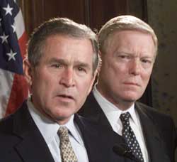 Dick Gephardt standing behind President Bush.